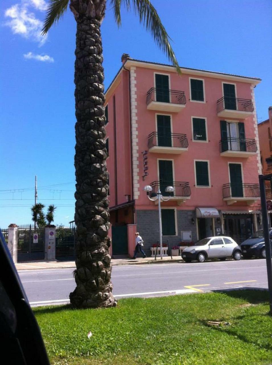 Hotel La Milanese Pietra Ligure Exterior photo